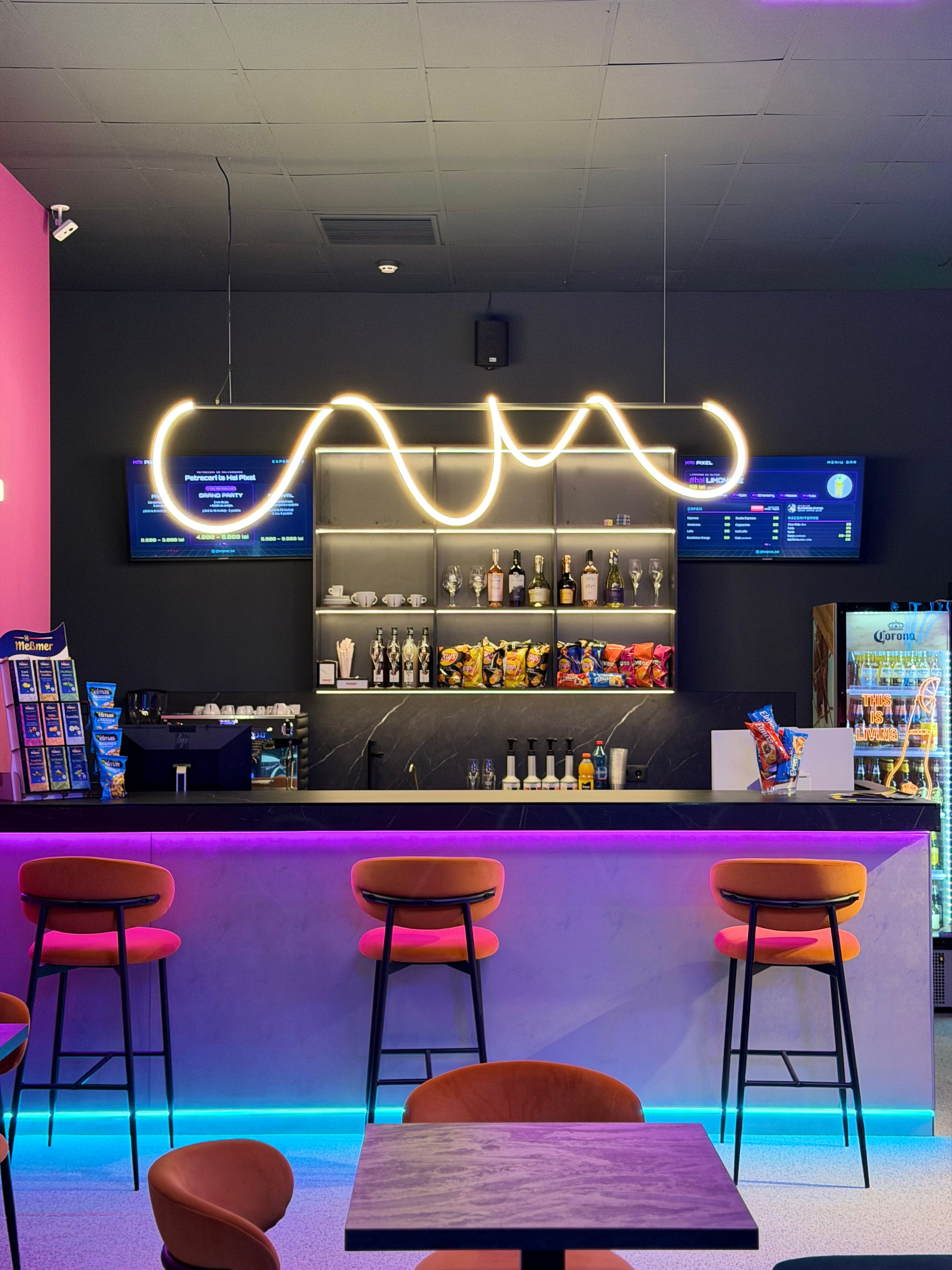 Barul Hai Pixel cu decor neon, centru de distracție în Chișinău