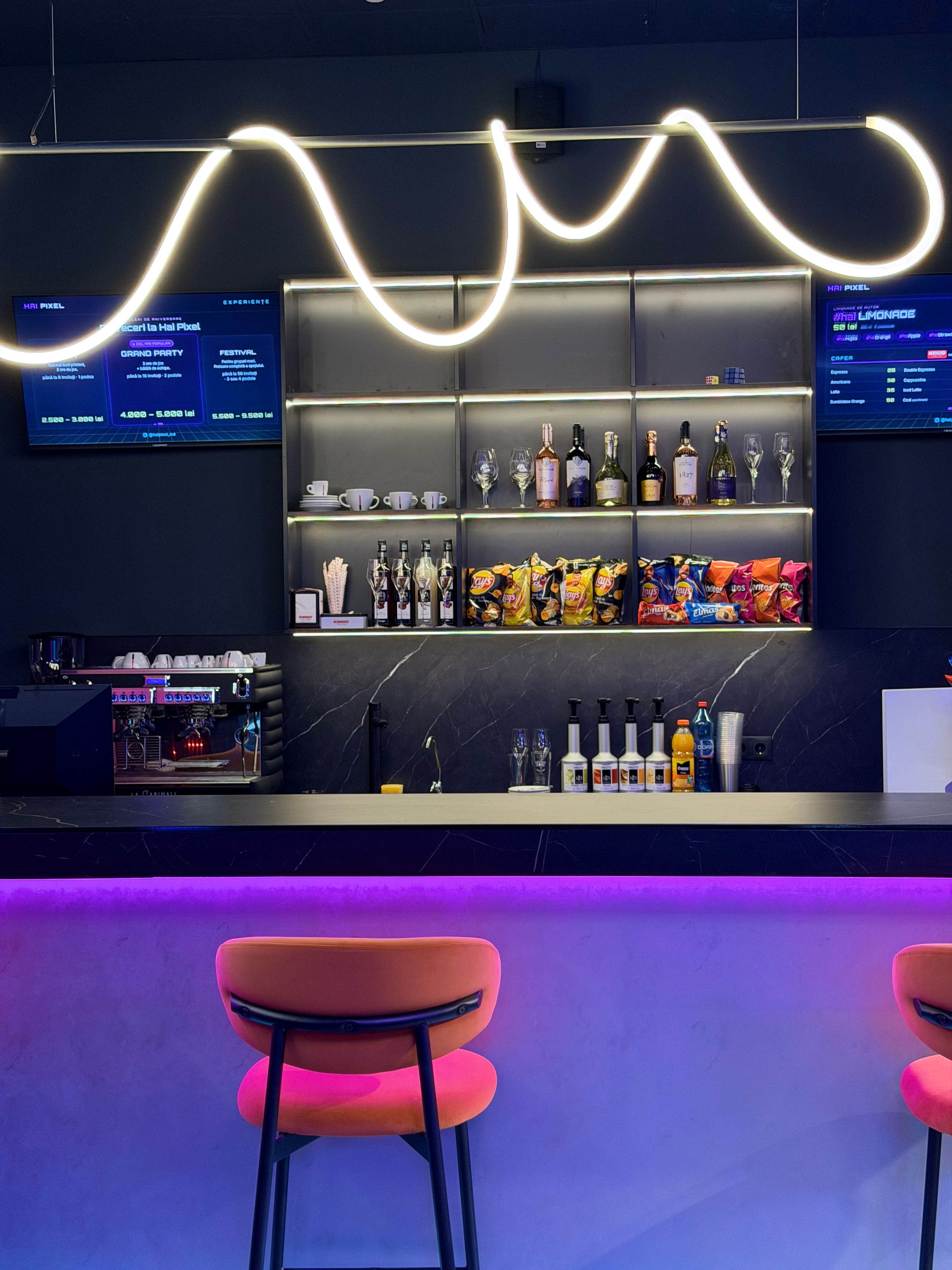 Bar cu iluminare neon la Hai Pixel, distracție în Chișinău