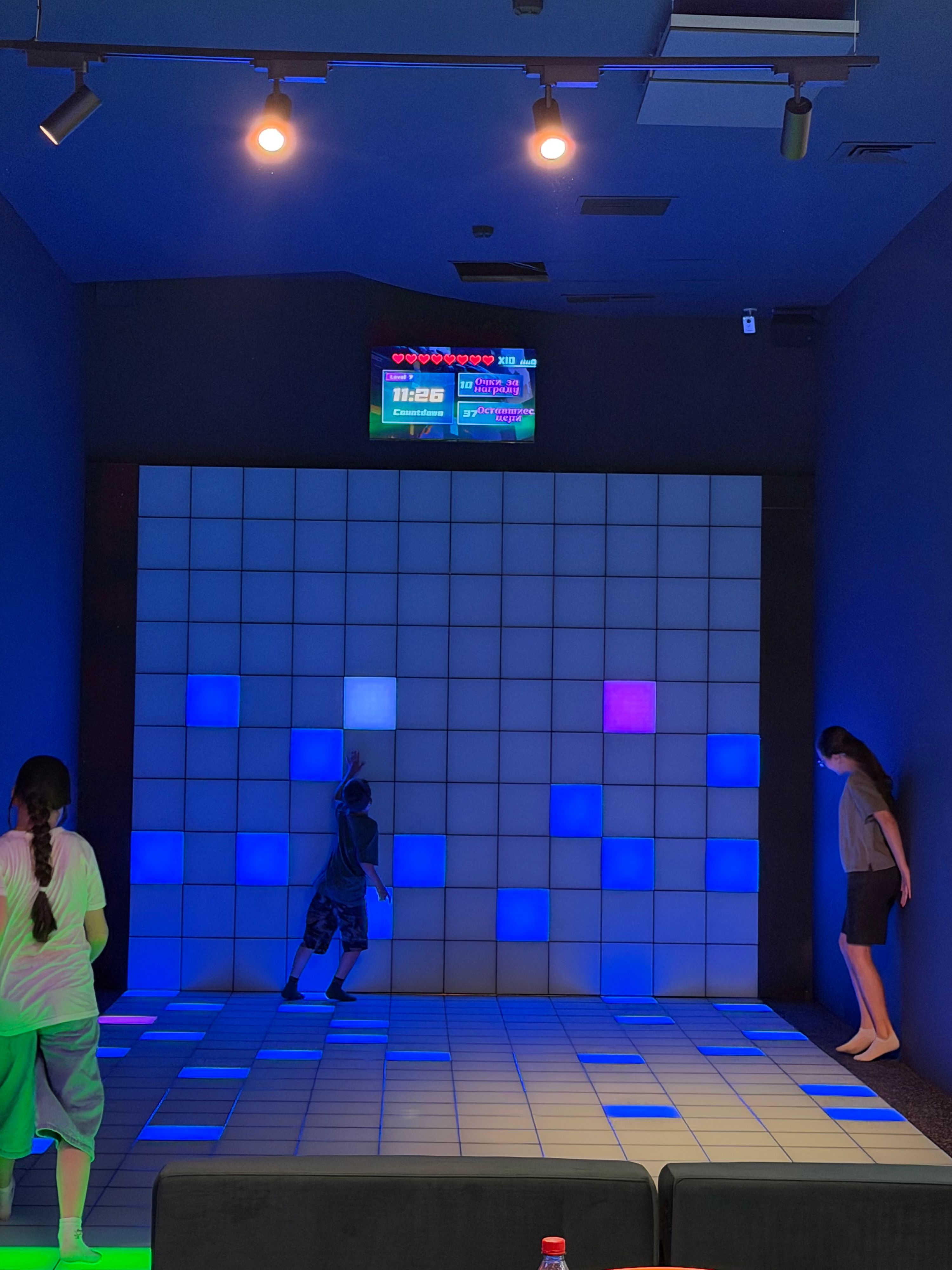 Prim-plan cu dalele LED colorate ale podelei interactive Hai Pixel