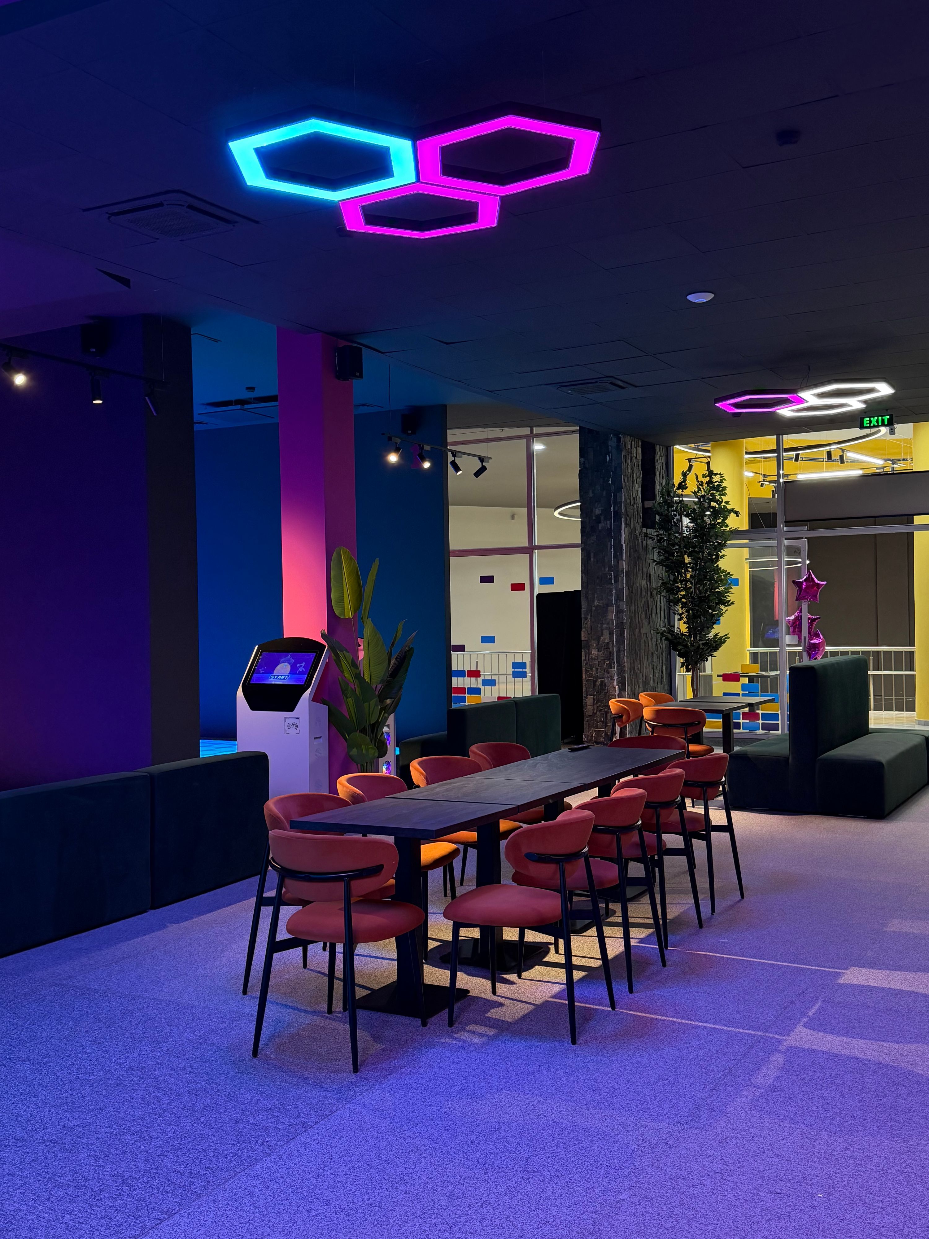 Decor neon în arena de distracție Hai Pixel, Chișinău