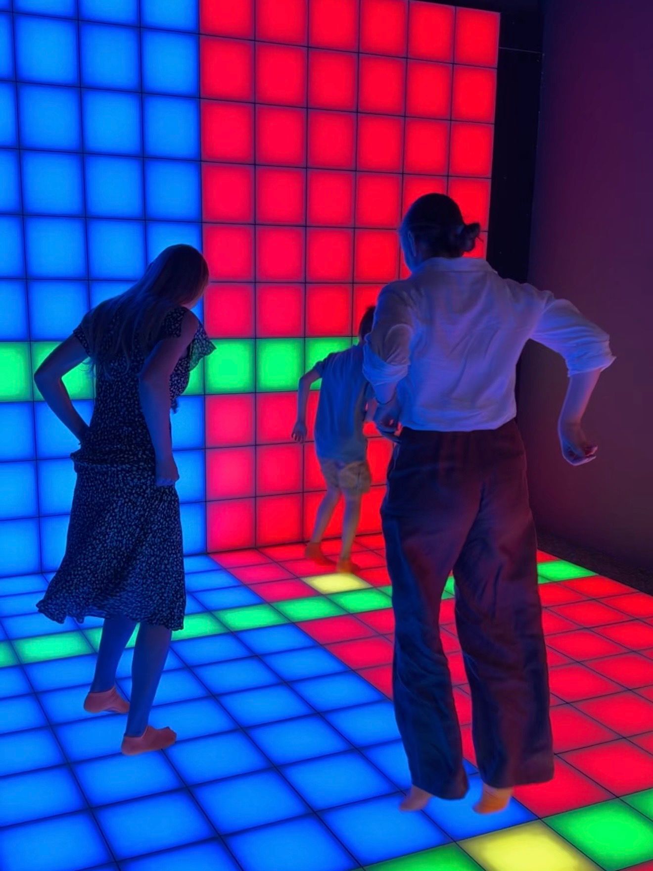 Arena Hai Pixel cu podea interactivă LED, distracție pentru familii în Chișinău