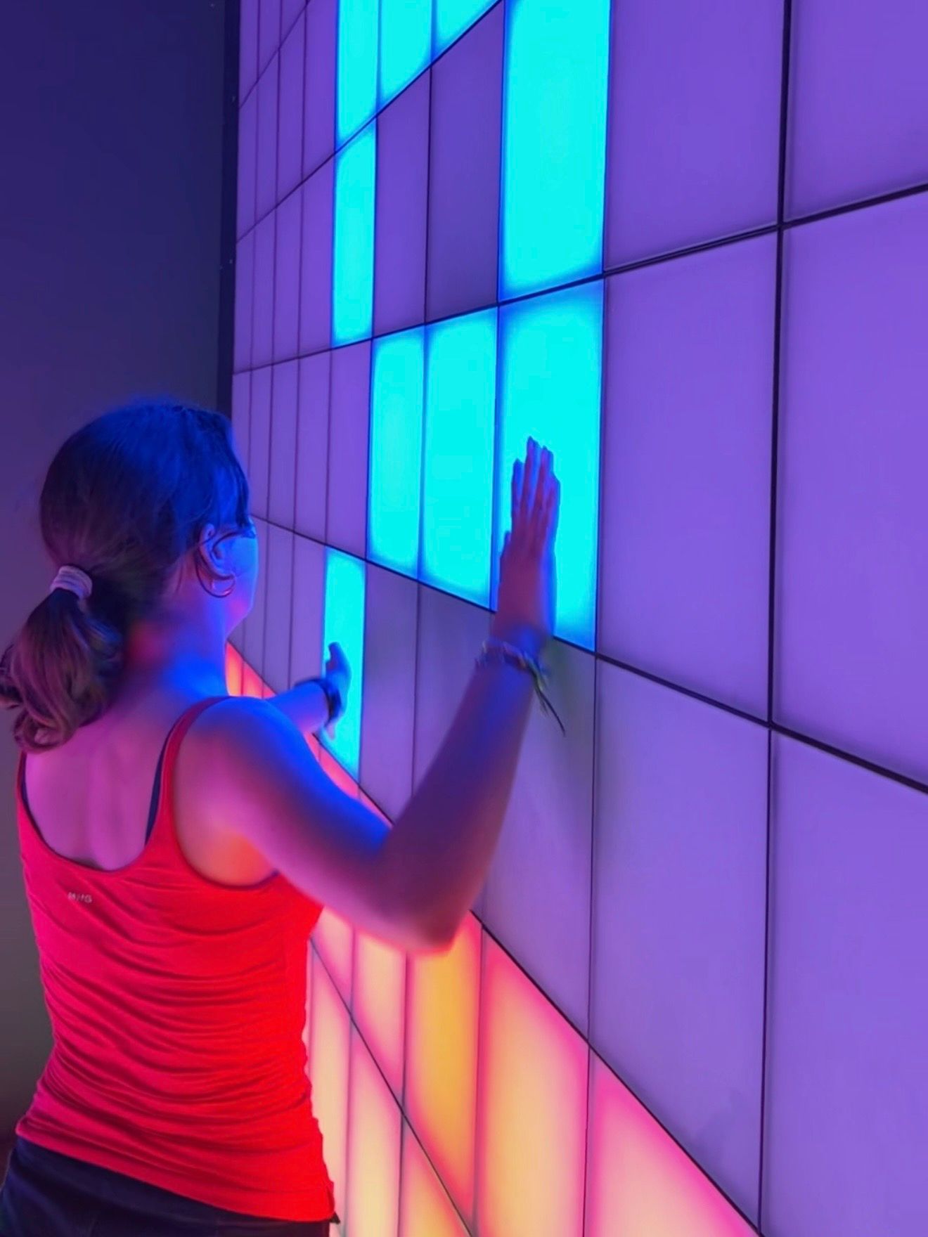 Interior Hai Pixel cu iluminare neon și podea LED interactivă, Chișinău