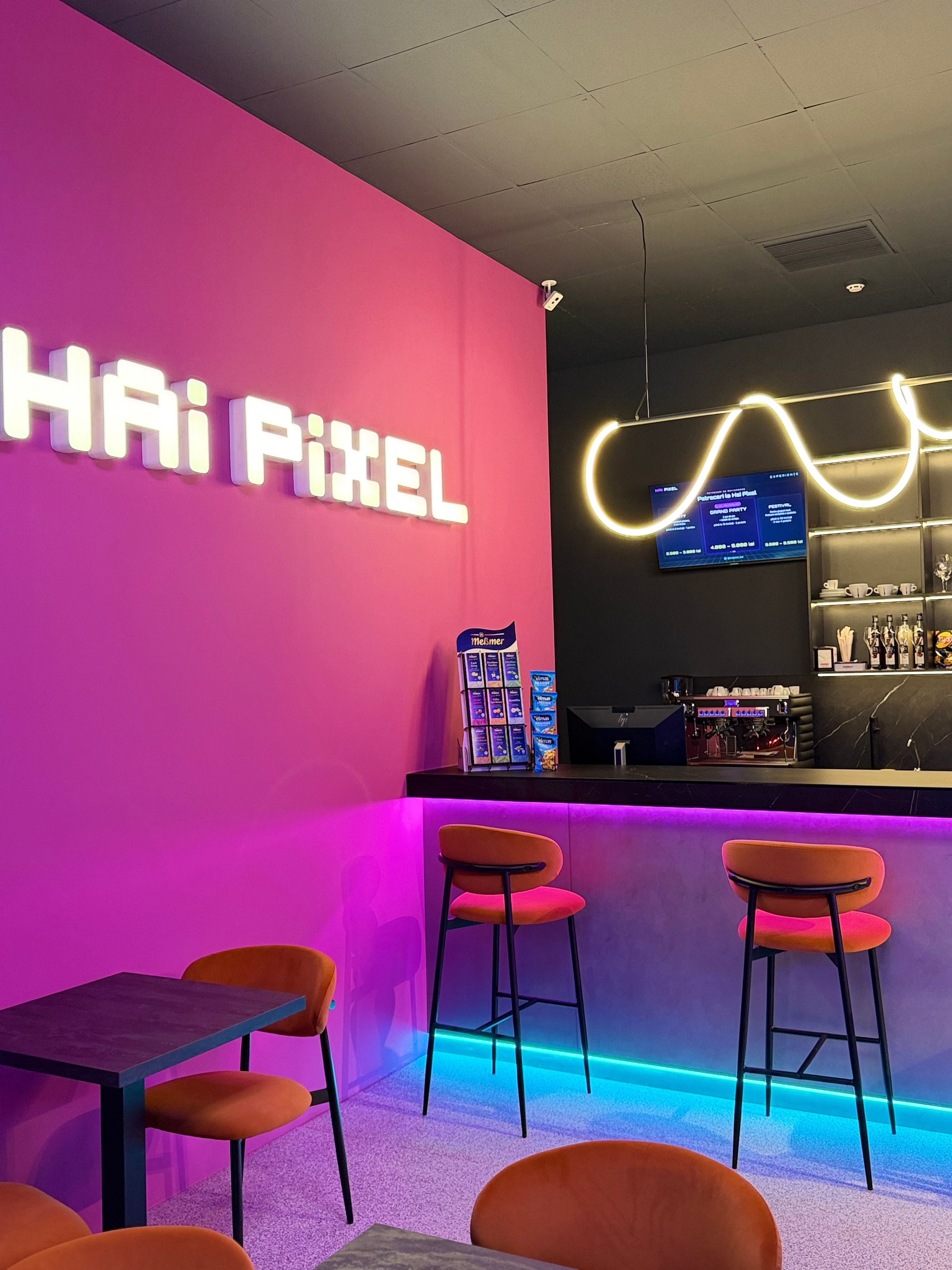 Peretele cu sigla Hai Pixel și zona de bar, Chișinău