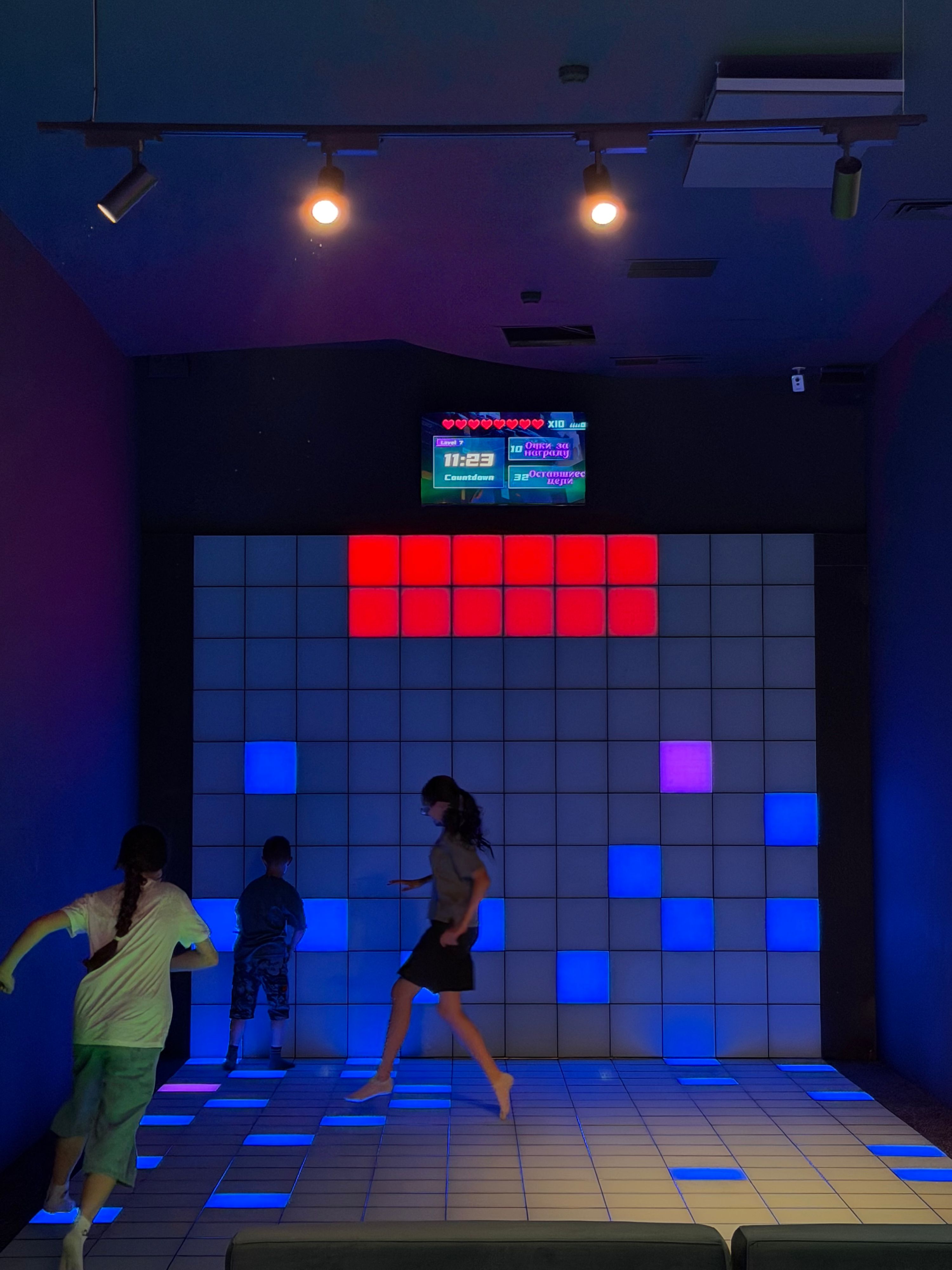 Sala Hai Pixel cu podeaua interactivă LED, centru de distracție în Chișinău