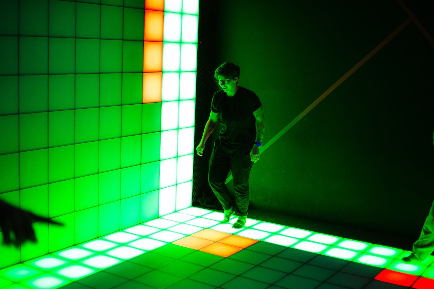 Joc activ pe podeaua LED verde la Hai Pixel, distracție în Chișinău