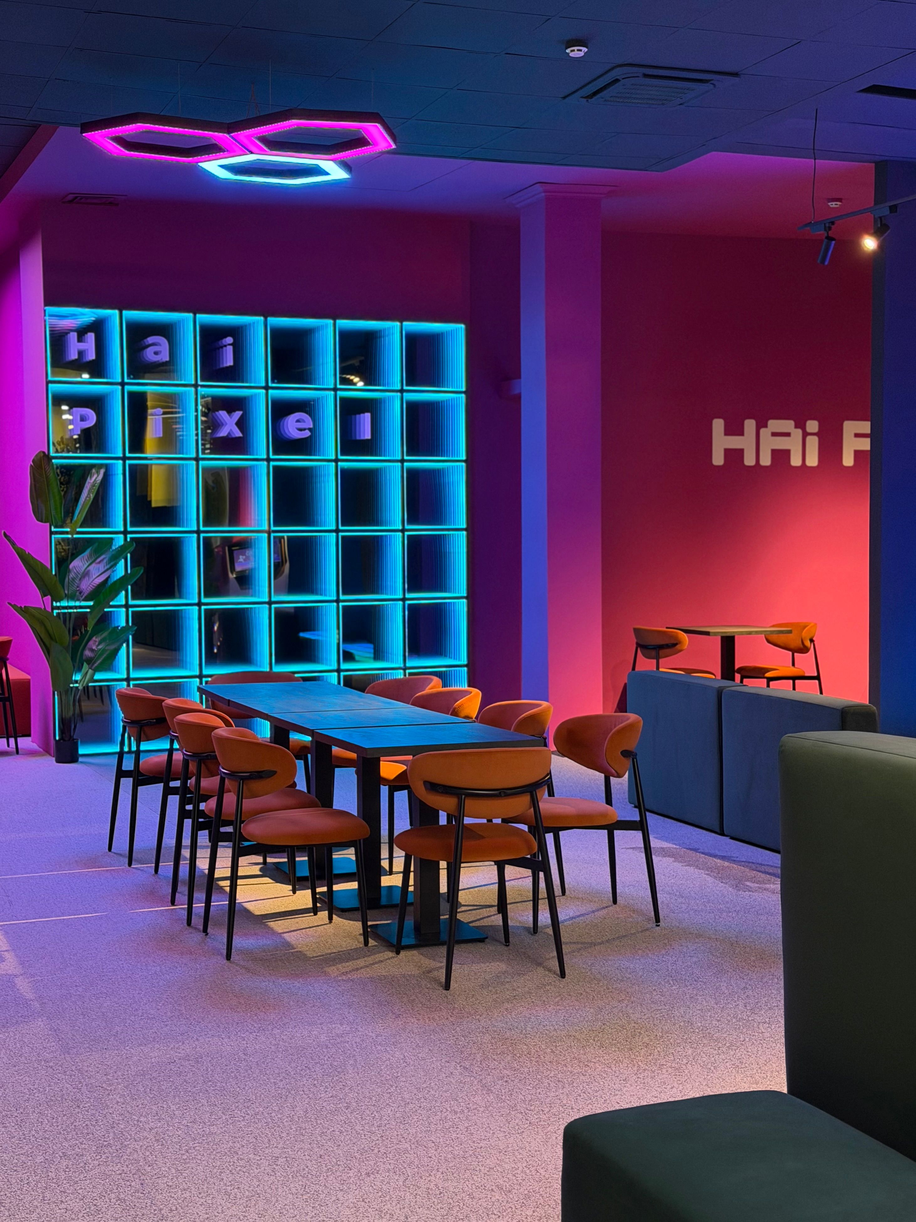 Zona de lounge și bar la Hai Pixel, Chișinău