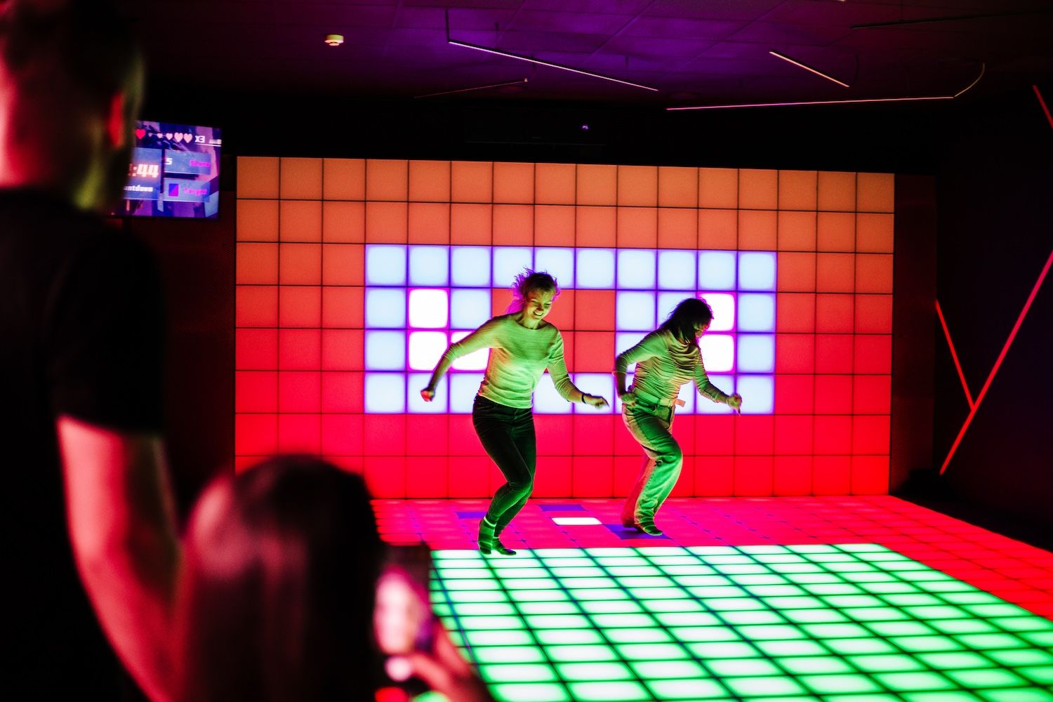 Petrecere aniversară pentru copii pe podeaua interactivă LED la Hai Pixel, Chișinău