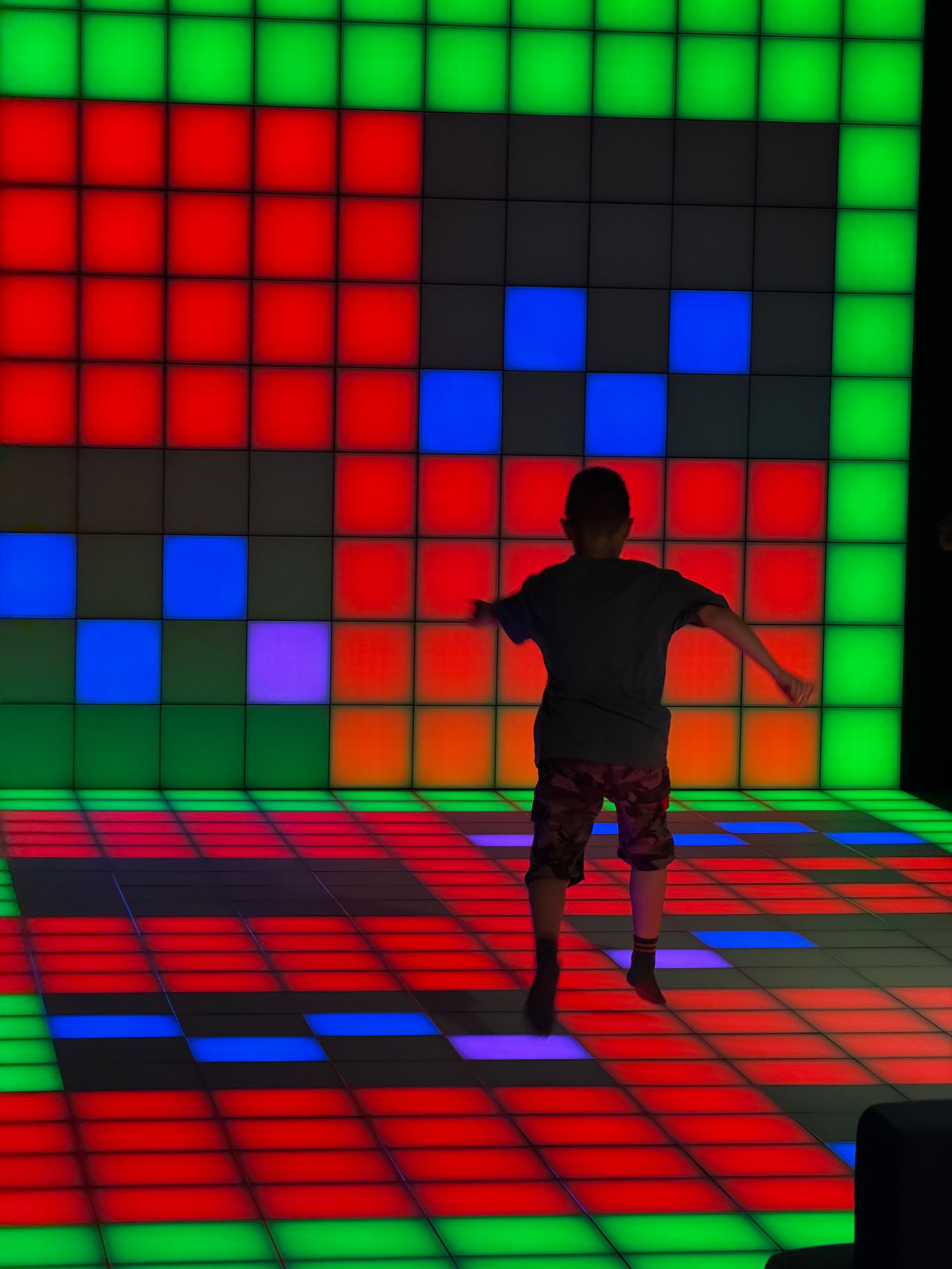 Podea LED interactivă aprinsă cu un joc colorat la Hai Pixel