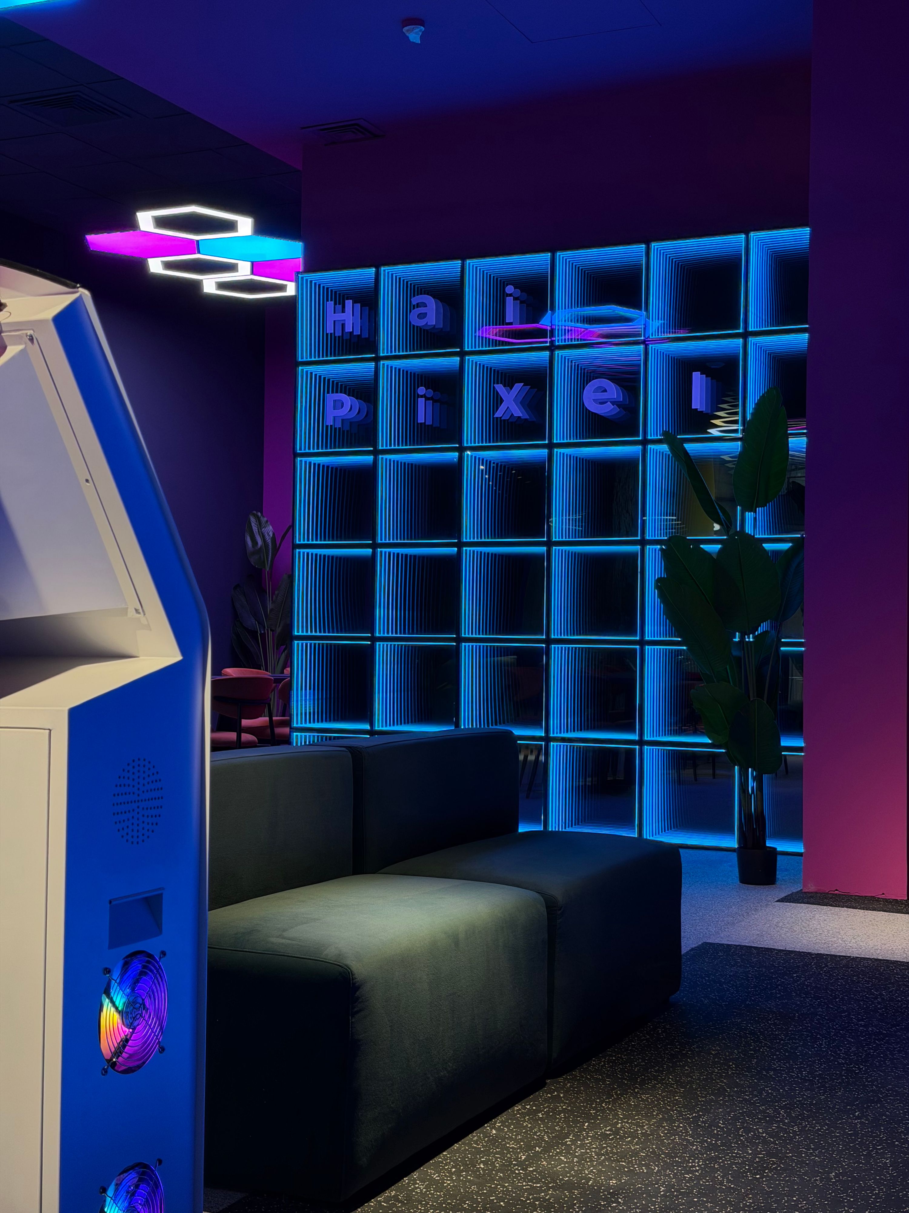 Zona de relaxare cu rafturi colorate la Hai Pixel, Chișinău